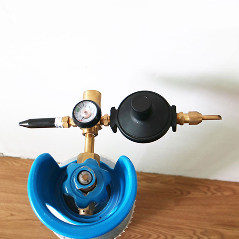 Détendeur pour gonfler des ballons avec manomètre de la pression primaire  et raccord sur tuyau pour gonfler des ballons